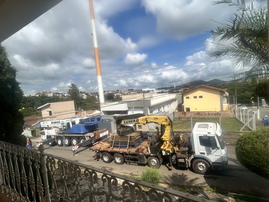 Torre de telefonia é retirada do bairro Agenor de Lima, em Guaxupé
