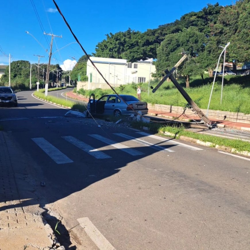 Bombeiros de Guaxupé atuam em colisão de veículo com poste com risco de eletrocução
