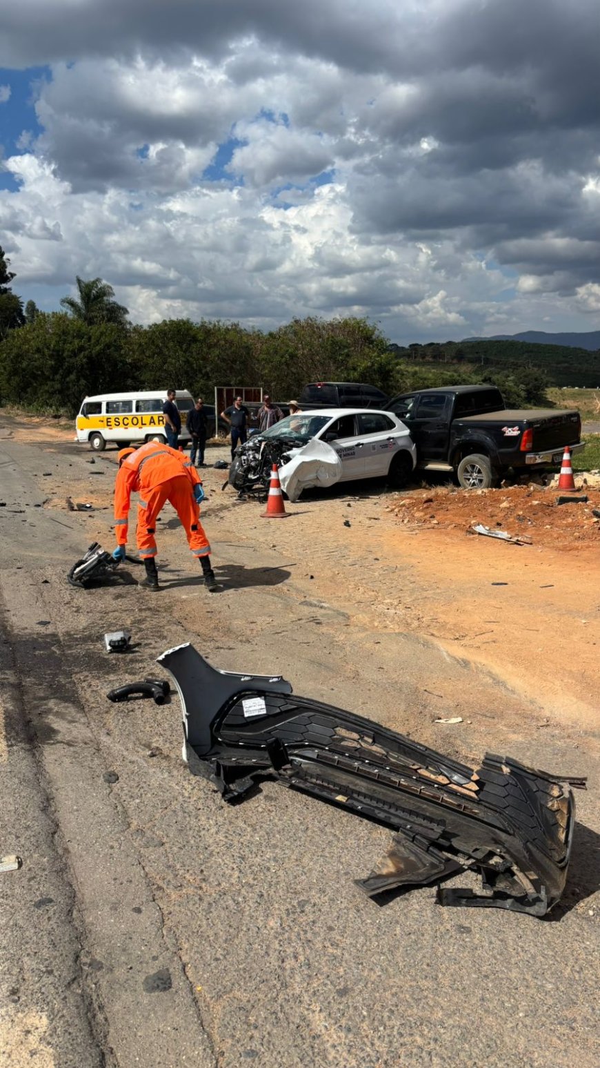 Veículo oficial da Secretaria de Estado de Saúde de MG que transportava paciente para consulta bate em Hilux em rodovia no Sul de Minas
