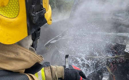 Veículo é incendiado e casal escapa antes que as chamas se propagassem