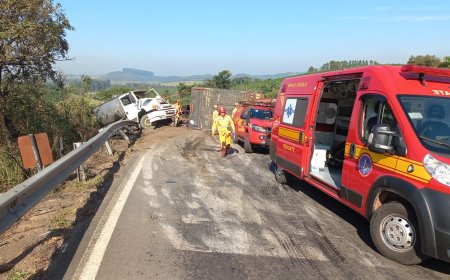 Grave colisão frontal entre caminhão e carreta deixa motoristas feridos em Conceição da Aparecida