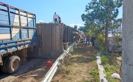 Tombamento de semirreboque deixa condutor ferido e interdita parcialmente rodovia no Sul de Minas
