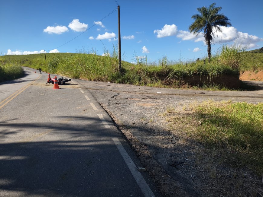 Motociclista em alta velocidade bate contra porta de caminhão e é socorrido com politraumatismos