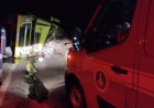 Caminhão carregado com piso cerâmico tomba na MG-455, deixando condutor e sobrinho feridos
