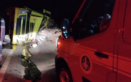 Caminhão carregado com piso cerâmico tomba na MG-455, deixando condutor e sobrinho feridos