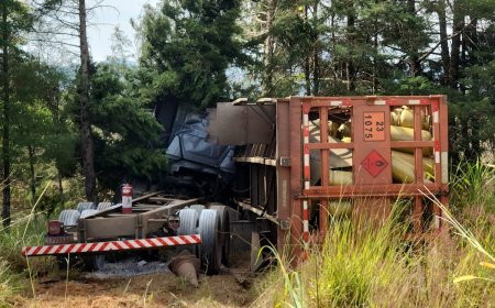 Capotamento de caminhão carregado com botijões de gás deixa motorista e ajudante feridos na MG-146