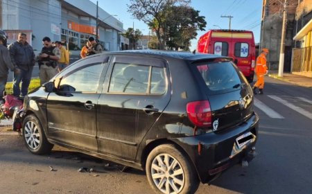 Bombeiros atendem vítima de colisão entre carro e motocicleta na área central de Guaxupé