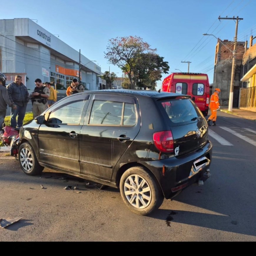 Bombeiros atendem vítima de colisão entre carro e motocicleta na área central de Guaxupé