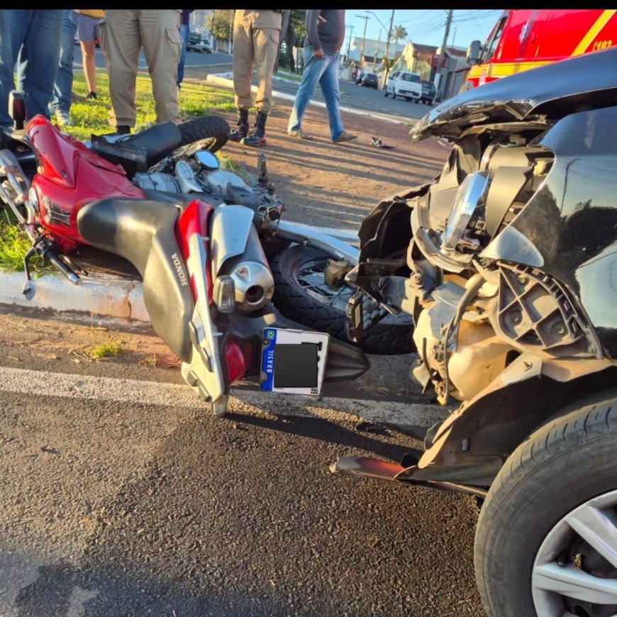 Bombeiros atendem vítima de colisão entre carro e motocicleta na área central de Guaxupé