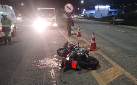 Farol alto teria causado colisão frontal que deixou motociclista gravemente ferida na BR-459