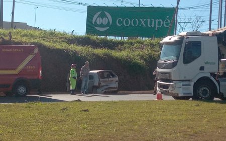 Carro é projetado contra barranco após colisão com caminhão na BR-146, em Guaxupé