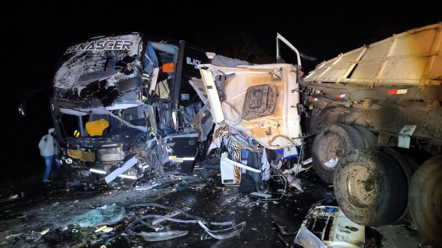 Tragédia na MG-050: colisão entre ônibus e caminhão deixa mortos e feridos no Sul de Minas