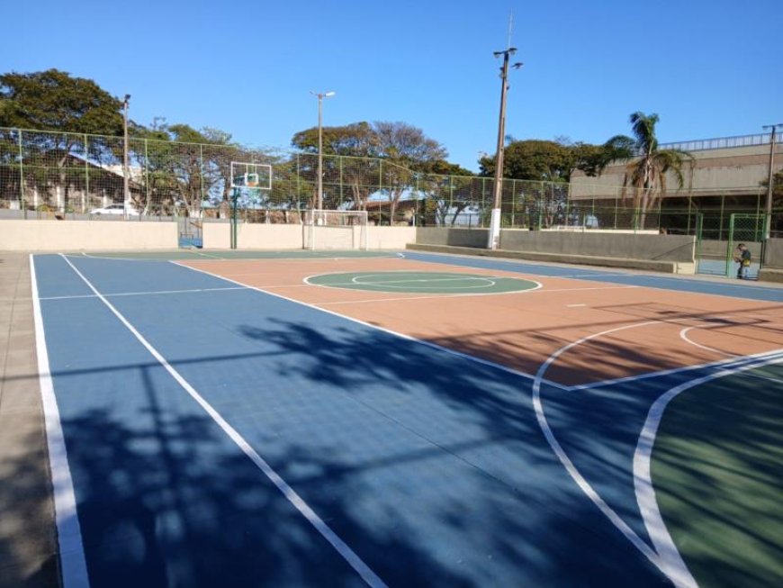 Quadra externa do Poliesportivo de Guaxupé recebe novas tabelas de basquete