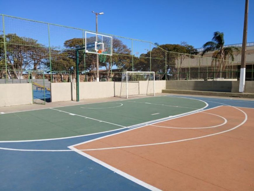 Quadra externa do Poliesportivo de Guaxupé recebe novas tabelas de basquete