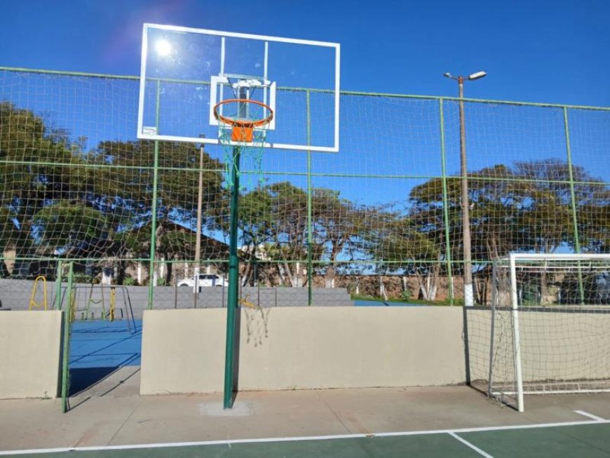 Quadra externa do Poliesportivo de Guaxupé recebe novas tabelas de basquete