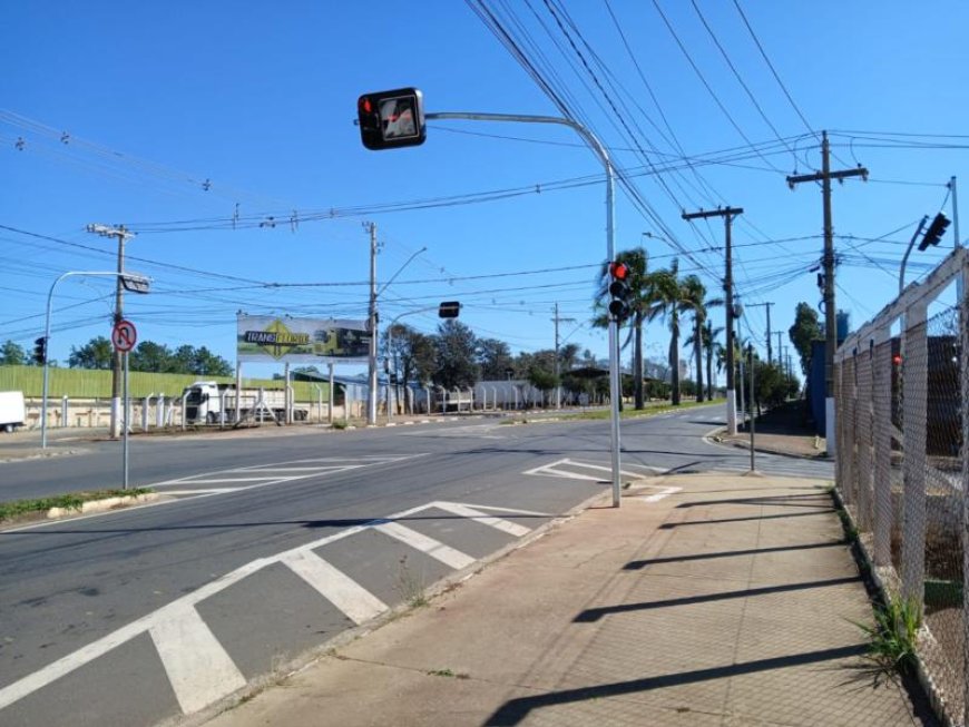 Novos semáforos entram em funcionamento na entrada de Guaxupé para reforçar a segurança viária