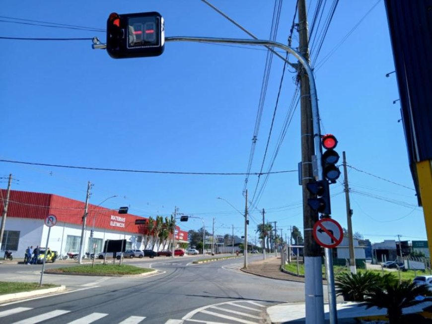 Novos semáforos entram em funcionamento na entrada de Guaxupé para reforçar a segurança viária