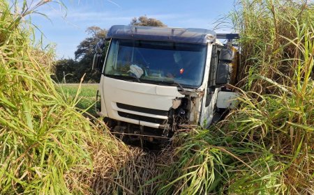 Grave acidente entre moto e caminhão mata motociclista na MG-050