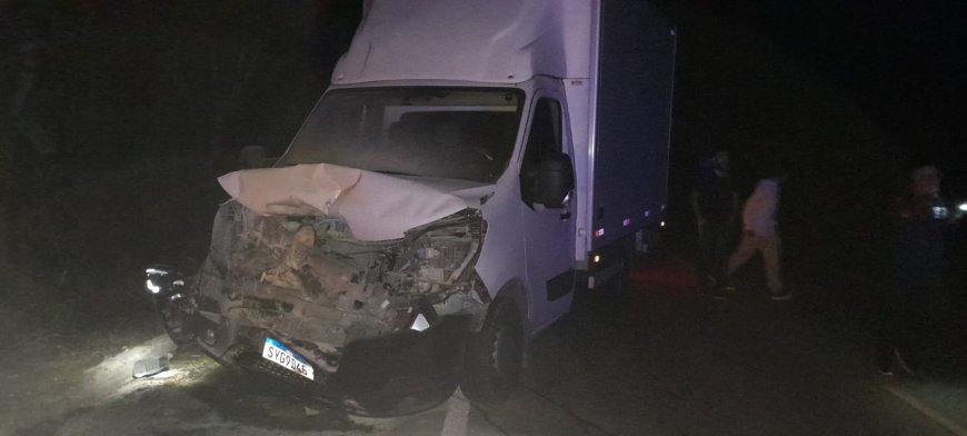 Acidente entre duas caminhonetes causa prejuízos na MG-179
