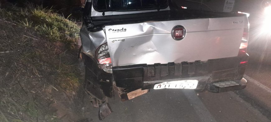 Acidente entre duas caminhonetes causa prejuízos na MG-179