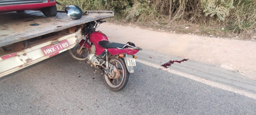 Idoso de 72 anos morre após acidente entre moto e caminhão-guincho na MG-369