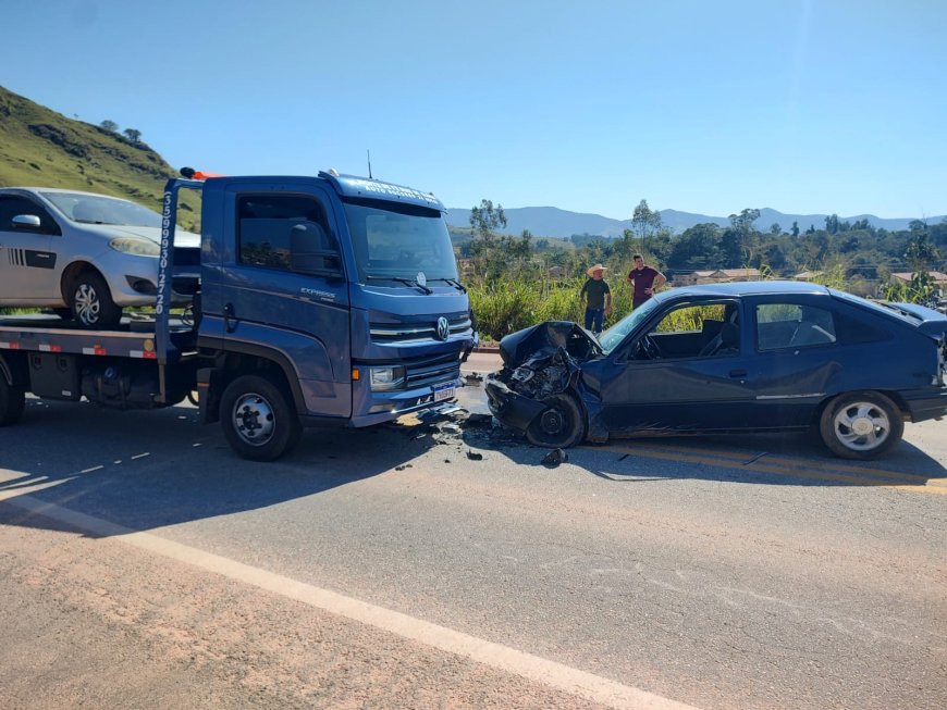 Motorista sem CNH e embriagado provoca colisão frontal na BR-459