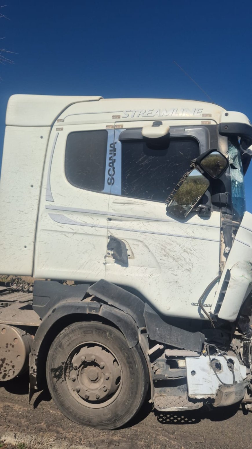 Acidente entre trator e bitrem deixa ferido na MGC-491 em Monte Santo de Minas