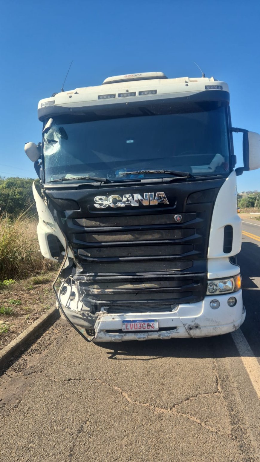 Acidente entre trator e bitrem deixa ferido na MGC-491 em Monte Santo de Minas