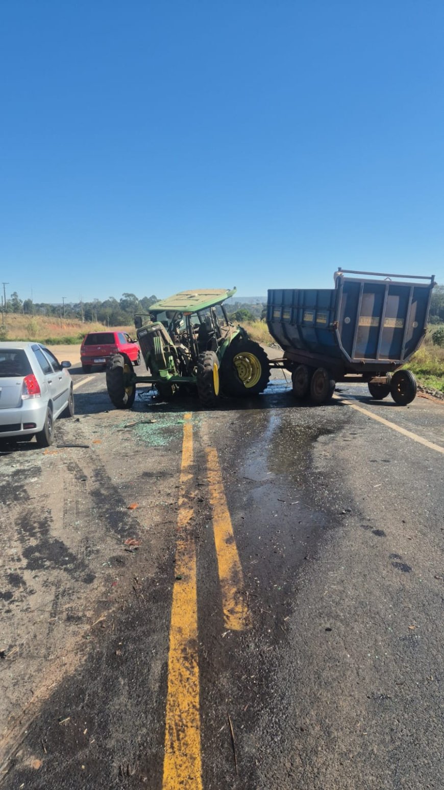 Acidente entre trator e bitrem deixa ferido na MGC-491 em Monte Santo de Minas