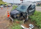 Carro bate em poste, derruba estrutura sobre Fiorino e deixa homem gravemente ferido na MGC-491