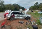 Grave acidente entre dois carros deixa quatro feridos na MGC-491