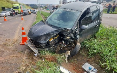Carro bate em poste, derruba estrutura sobre Fiorino e deixa homem gravemente ferido na MGC-491