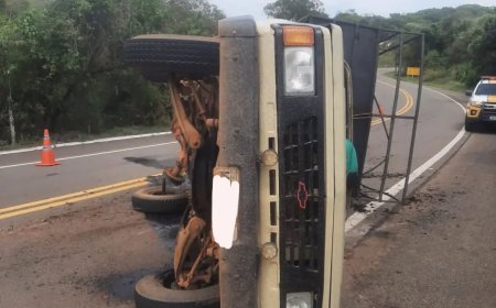 Falha mecânica provoca tombamento de caminhonete e deixa ferido grave na BR-265, entre Jacuí e Paraíso