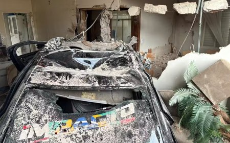 Carro de luxo em alta velocidade destrói muro de casa e deixa feridos em Passos