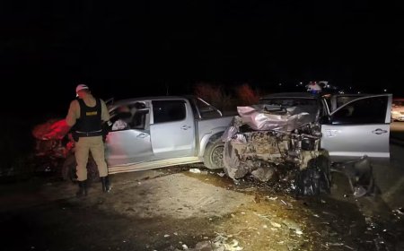 Colisão frontal entre duas caminhonetes mobiliza bombeiros e deixa cinco pessoas feridas na MGC-179