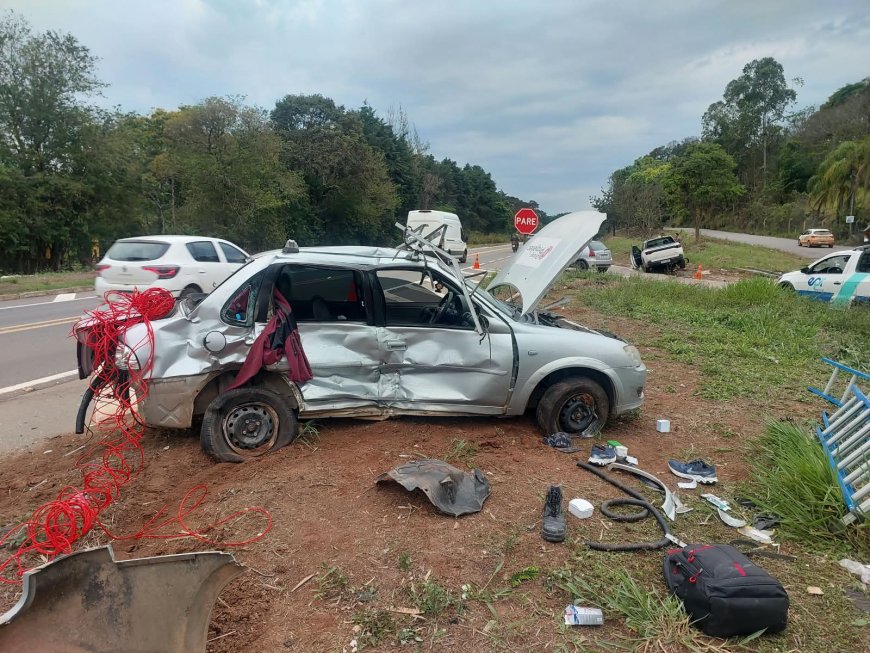 Grave acidente entre dois carros deixa quatro feridos na MGC-491