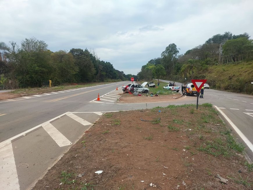 Grave acidente entre dois carros deixa quatro feridos na MGC-491