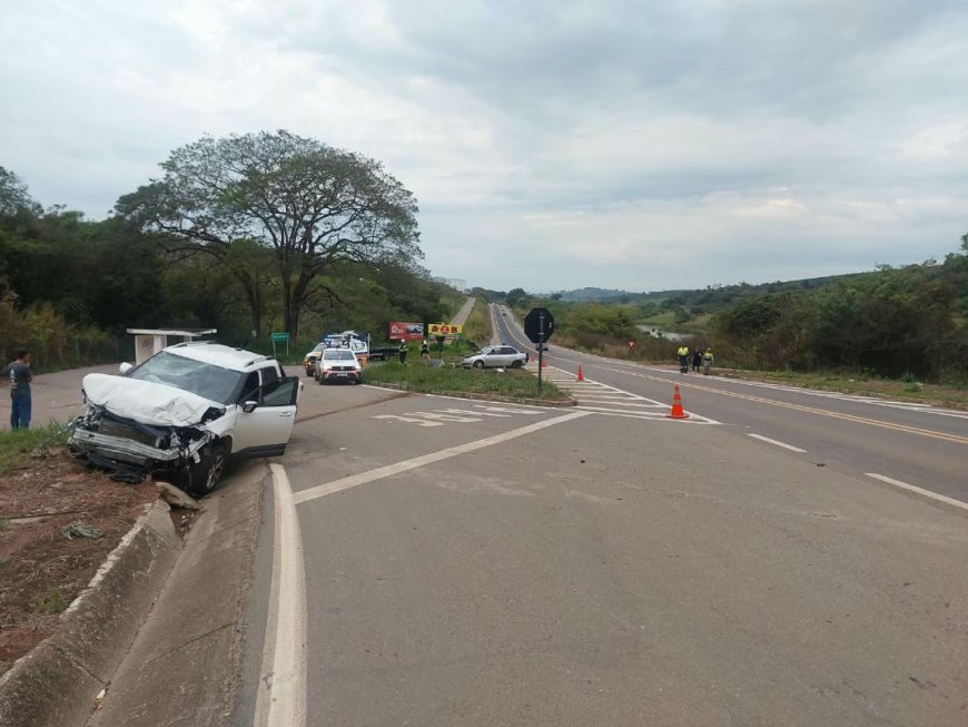 Grave acidente entre dois carros deixa quatro feridos na MGC-491