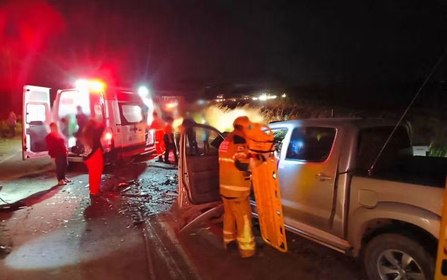 Colisão frontal entre duas caminhonetes mobiliza bombeiros e deixa cinco pessoas feridas na MGC-179