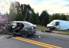 Carro invade contramão, bate de frente com caminhonete e deixa garoto de 13 anos e homem em estado grave em Poços de Caldas