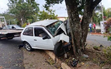 Motorista de 59 anos fica ferida após colidir carro contra árvore em São José do Rio Pardo