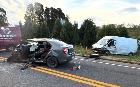 Carro invade contramão, bate de frente com caminhonete e deixa garoto de 13 anos e homem em estado grave em Poços de Caldas
