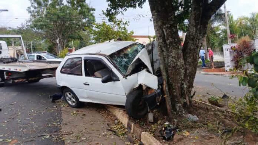 Motorista de 59 anos fica ferida após colidir carro contra árvore em São José do Rio Pardo