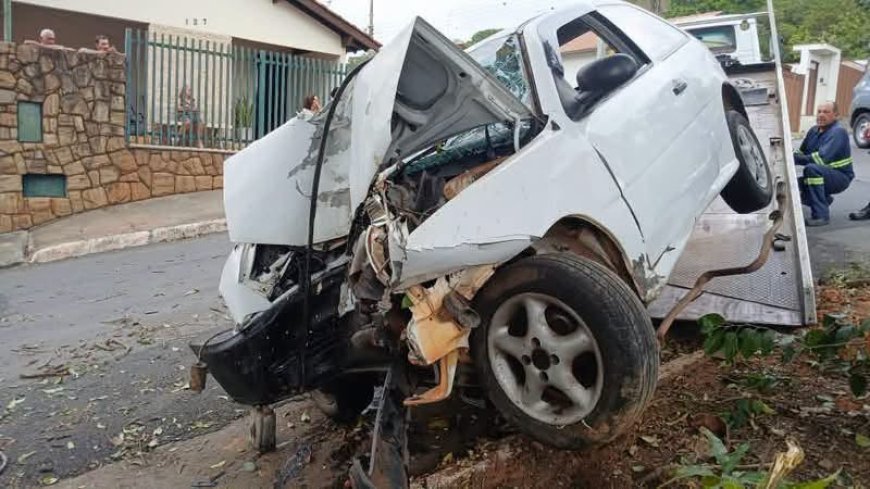 Motorista de 59 anos fica ferida após colidir carro contra árvore em São José do Rio Pardo