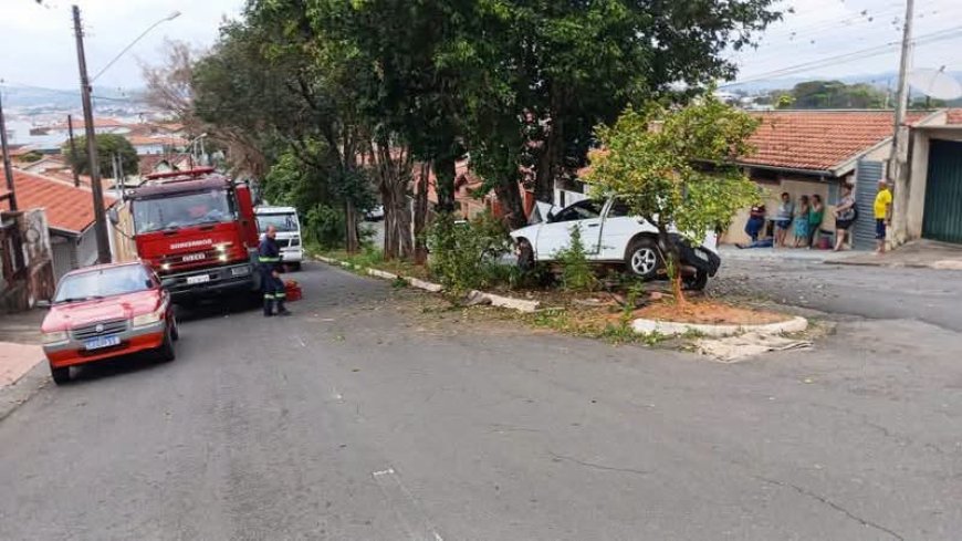 Motorista de 59 anos fica ferida após colidir carro contra árvore em São José do Rio Pardo