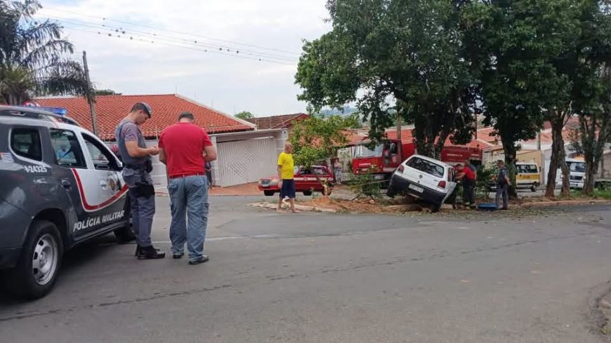 Motorista de 59 anos fica ferida após colidir carro contra árvore em São José do Rio Pardo