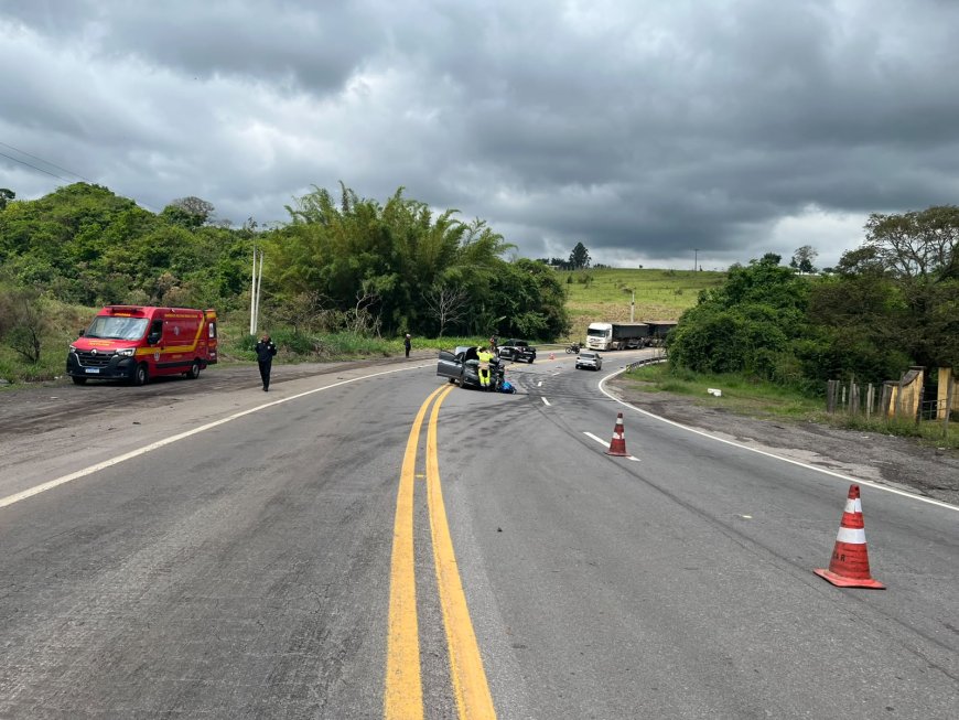 Moto invade pista contrária e colide de frente com carro na MGC-491; motociclista morre no local