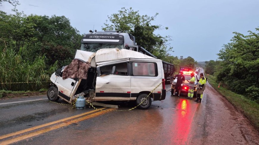 Grave acidente entre micro-ônibus e rodotrem mata duas pessoas na MG-050