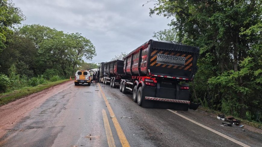 Grave acidente entre micro-ônibus e rodotrem mata duas pessoas na MG-050