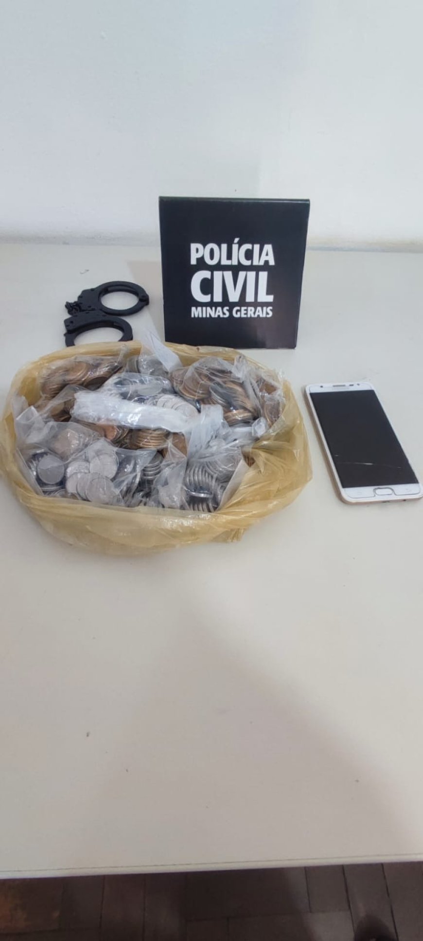Ladrão invade padaria em Cabo Verde, gasta parte do dinheiro com drogas e é localizado pela polícia